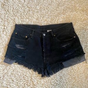 👖Levi distressed denim shorts